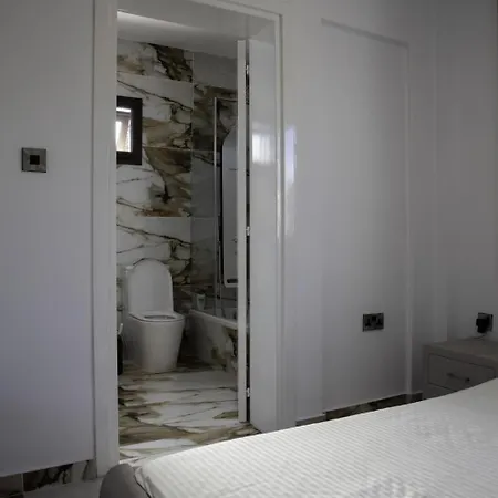 Luxury 5br Private With Pool - Chloraka *