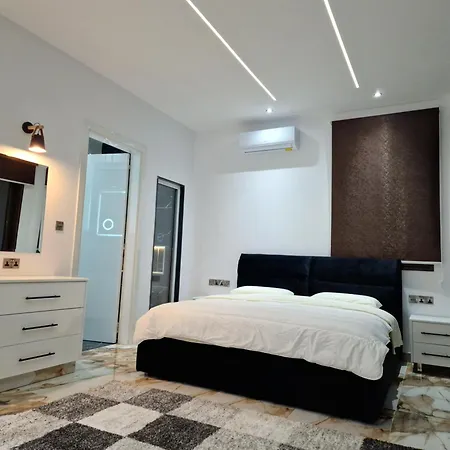 Luxury 5br Private With Pool - Paphos 别墅
