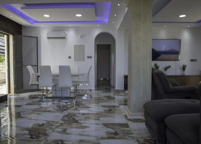 Luxury 5br Private With Pool - Chloraka Vila *