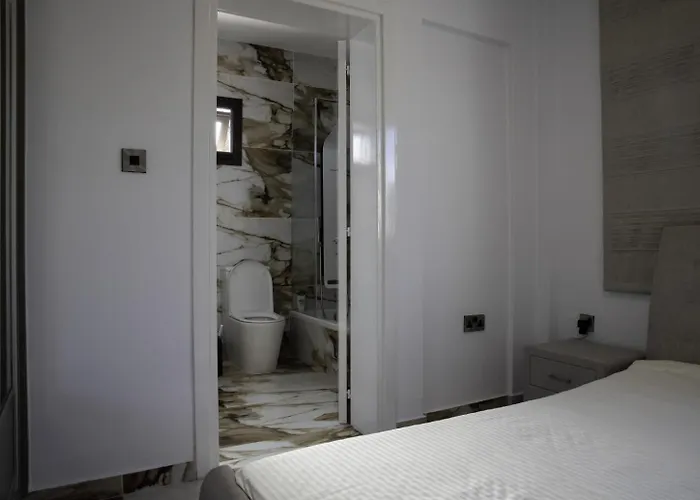 Luxury 5br Private With Pool - Chloraka *