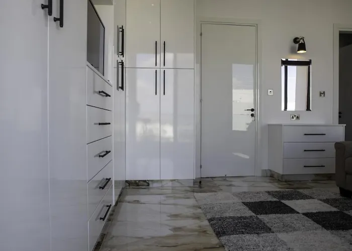 Luxury 5br Private With Pool - Chloraka