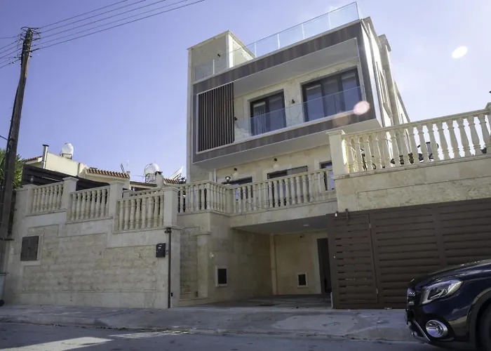 Luxury 5br Private With Pool - Chloraka Vila *