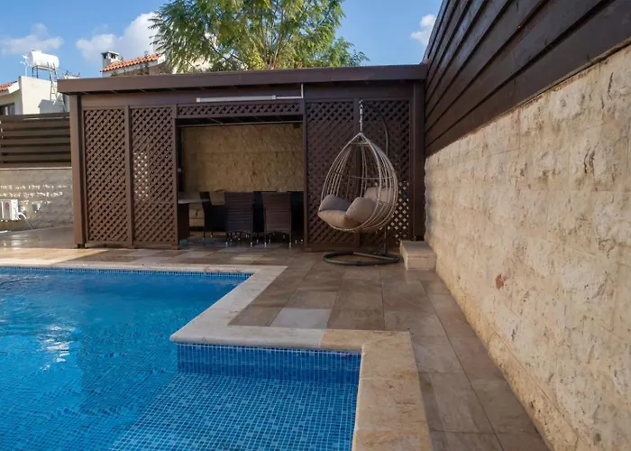 Luxury 5br Private With Pool - Chloraka Vila *
