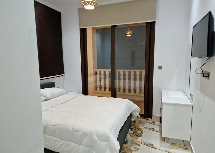 Luxury 5br Private With Pool - Chloraka Vila *