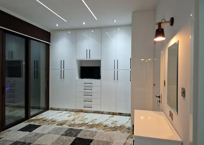 Luxury 5br Private With Pool - Chloraka Vila *