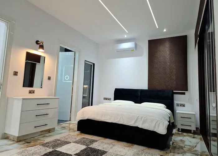 Luxury 5br Private With Pool - Chloraka Vila